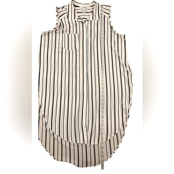 Sleeveless Striped Button-Down Top - Picture 6 of 8